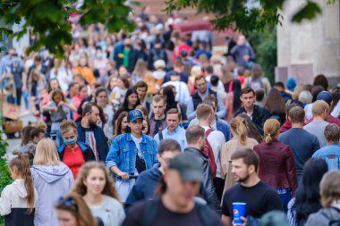 Vilnius, Litvanya - 22 Haziran 2022: Şehir merkezinde kalabalık saatlerde yaya geçidi boyunca yürüyen kalabalık