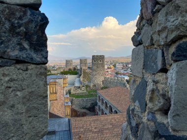 Gürcistan 'da orta çağ Akhaltsikhe Kalesi' nin taştan duvarının arkasındaki evlerin görüntüsü