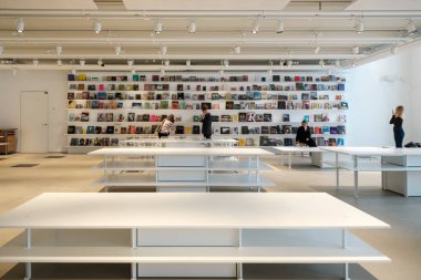 Vilnius, Litvanya - 10 Ekim 2022: Gündüz saatlerinde öğrenciler kitaplık ve aydınlık modern kütüphanedeki masaların arkasında fotoğraf çekiyorlar