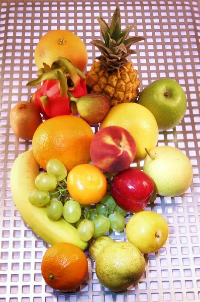 Frutas sobre metal — Foto de Stock