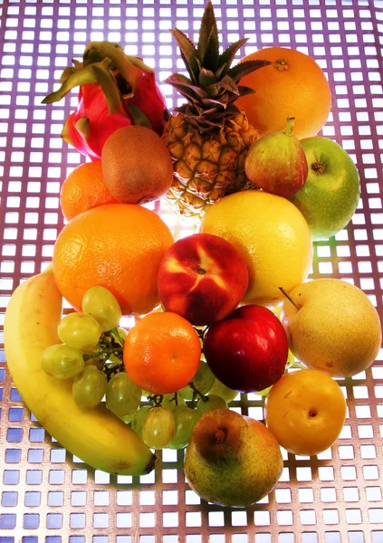 Frutas sobre metal — Foto de Stock