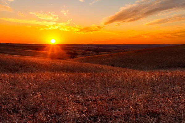 カンザスの燧石の丘の夕日のオレンジ色の輝き ストック写真