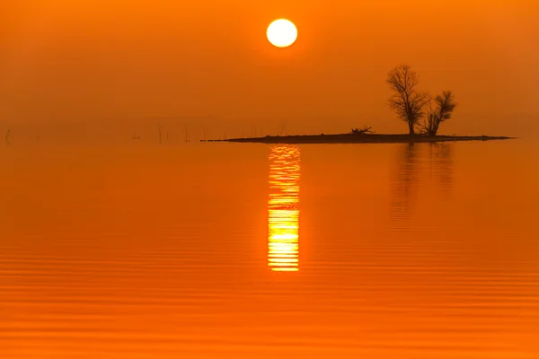 Brouillard levant sur le lac Truman avec une île — Photo