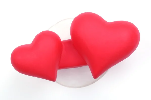 Пара пластиковых сердечек — стоковое фото