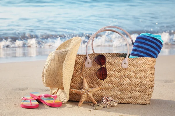 Borsa da spiaggia estiva sulla spiaggia di sabbia — Foto Stock