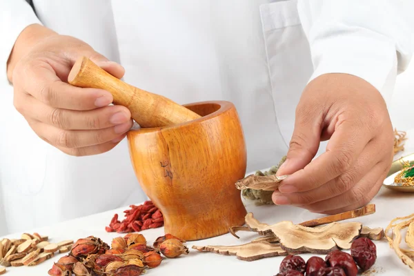 Slijpen van gedroogde kruiden — Stockfoto