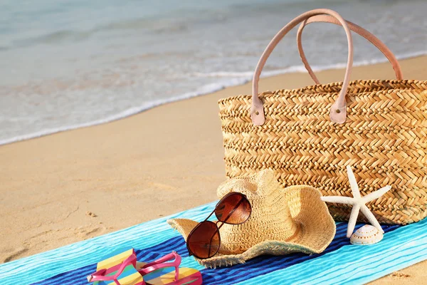 Bolsa de praia de verão na praia arenosa — Fotografia de Stock