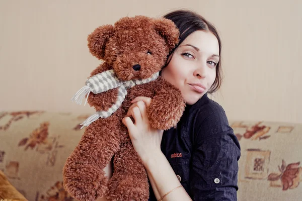 Vrouw met teddybeer — Stockfoto