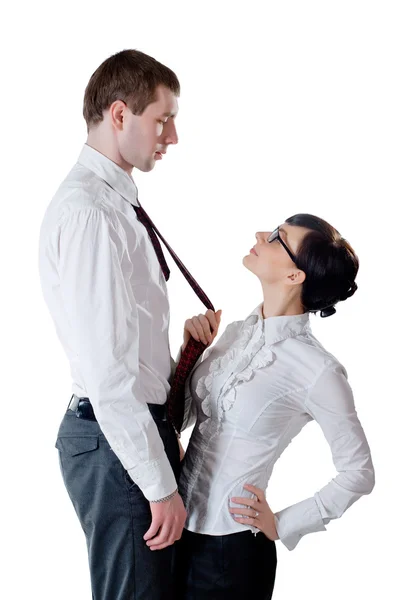 Frau zieht einen großen Mann an Krawatte — Stockfoto