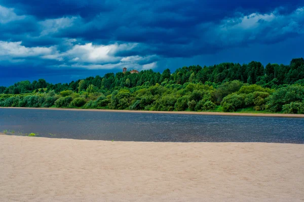 Floden stranden — Stockfoto