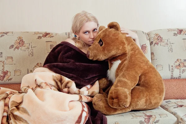 Frau mit Teddybär — Stockfoto