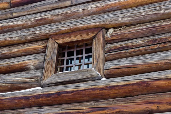 Pequeña ventana vieja — Foto de Stock