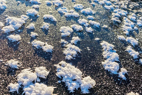 Nahaufnahme Von Frostblüten Auf Schwarzer Eisfläche Licht Der Aufgehenden Sonne — Stockfoto