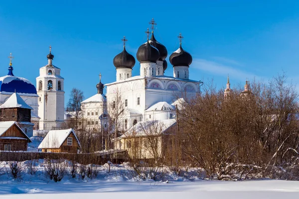 Uspensky trifonov kloster i Kirov på en vinterdag Stockbild
