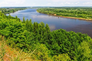 Güneşli bir yaz gününde nehir manzarası