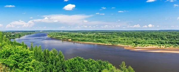 Panorama sur la rivière par une journée d'été ensoleillée — Photo