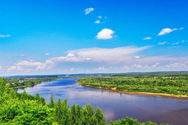 Panorama sur la rivière par une journée d'été ensoleillée — Photo