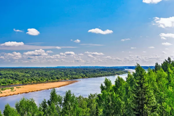 Utsikt över floden en solig sommardag — Stockfoto