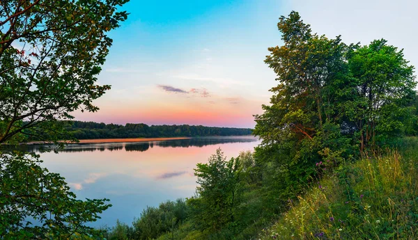 Lugn vyatka flod i gryningen på en sommarmorgon — Stockfoto