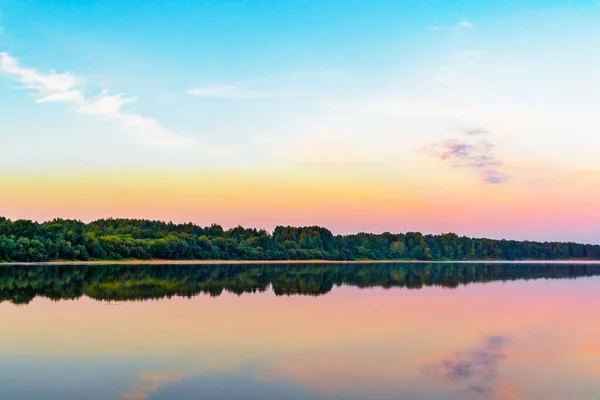 夏の朝の夜明けに穏やかなビヤツカ川 — ストック写真