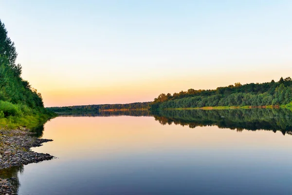 夏日清晨的黎明时分，平静的维雅特卡河 — 图库照片