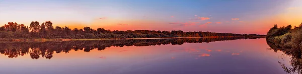 Kalme vyatka rivier bij zonsondergang op een zomeravond — Stockfoto