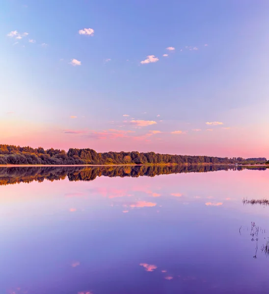 Spokojna rzeka Vyatka o zachodzie słońca w letni wieczór — Zdjęcie stockowe