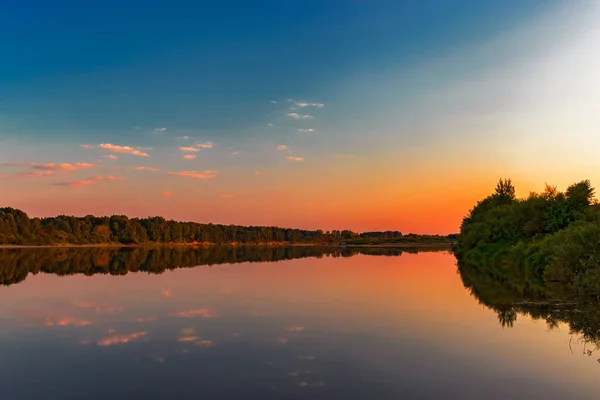 Kalme vyatka rivier bij zonsondergang op een zomeravond — Stockfoto