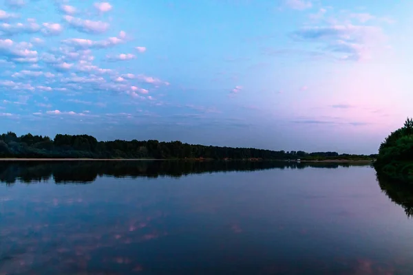 Kalme vyatka rivier bij zonsondergang op een zomeravond — Stockfoto