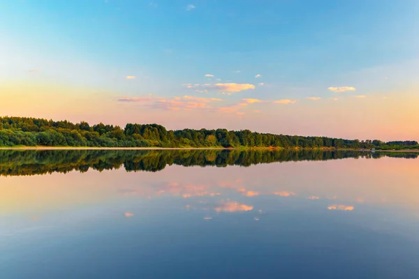 Kalme vyatka rivier bij zonsondergang op een zomeravond — Stockfoto