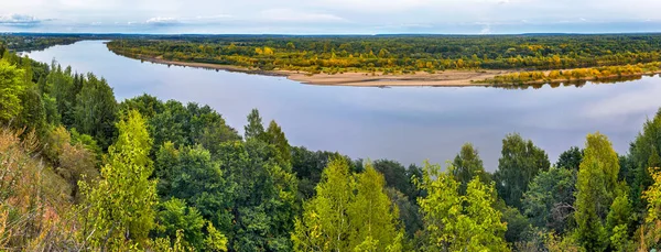 Vyatka řeka z vysokého břehu na podzimní den — Stock fotografie