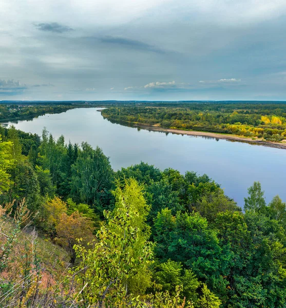 Vyatka rzeka od wysoki brzeg w jesienny dzień — Zdjęcie stockowe