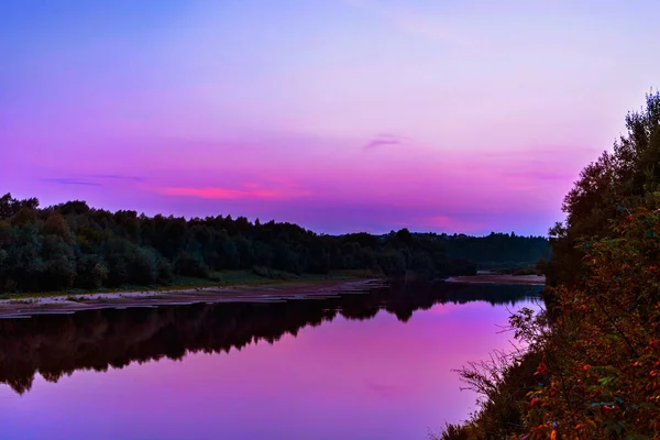 Kalme vyatka rivier bij zonsondergang op een zomeravond Stockfoto