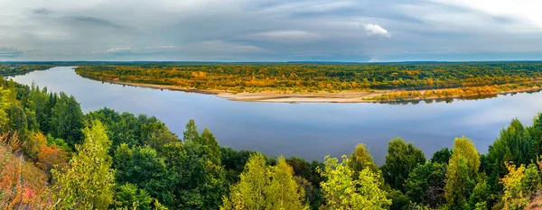 Vyatka Fluss von einem hohen Ufer an einem Herbsttag — Stockfoto