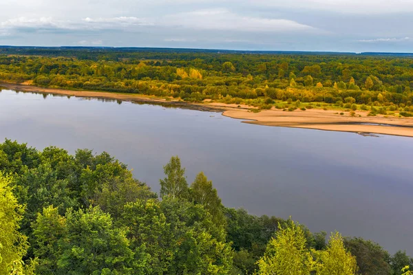 Vyatka-elven fra en høy bredd på høstdagen – stockfoto