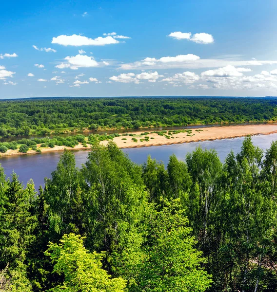Panorama över floden en solig sommardag — Stockfoto