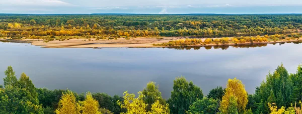 秋天的一天，vyatka河从高高的河岸流入 图库图片