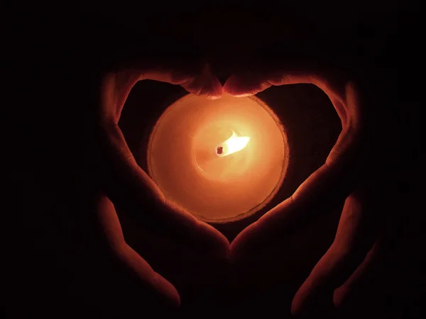 Forma de corazón mano con velas luces pintura Imagen De Stock