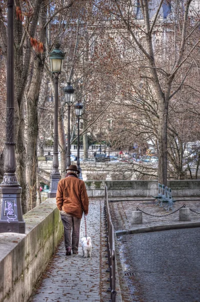 El hombre anda con un perro. París. Francia —  Fotos de Stock