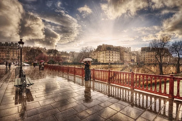 Vy över bron under ett regn. Paris. Frankrike — Stockfoto