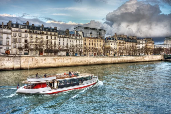 Круизная лодка плавает по каналу в Париже — стоковое фото