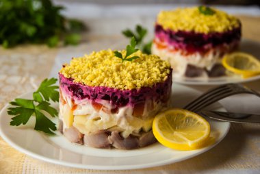 bir kürk manto altında ringa balığı