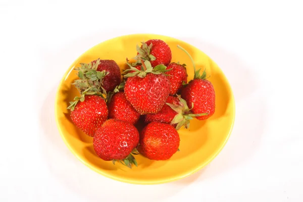 Aardbeien op een bord — Stockfoto