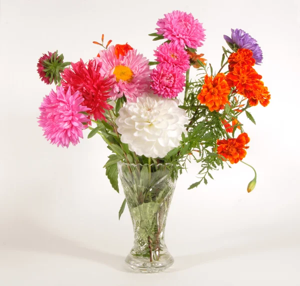 Een boeket van bloemen in een vaas crystal — Stockfoto