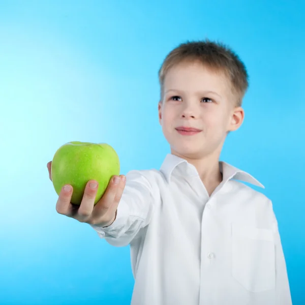 Niño y manzana — Foto de Stock