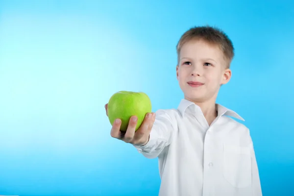 Niño y manzana —  Fotos de Stock