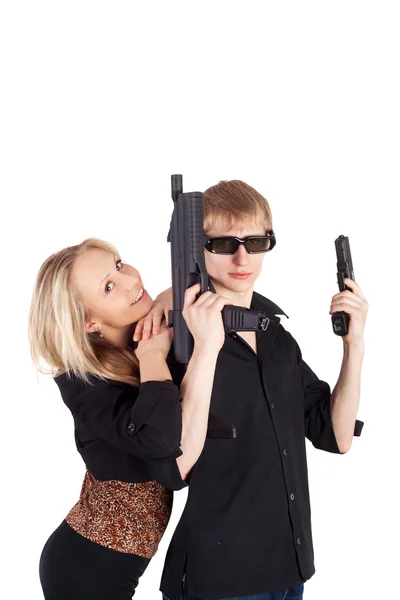 Mladý pár se zbraní — Stock fotografie