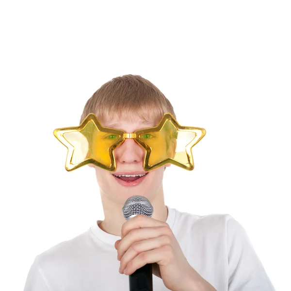 Хлопець в смішні окуляри, співати — стокове фото