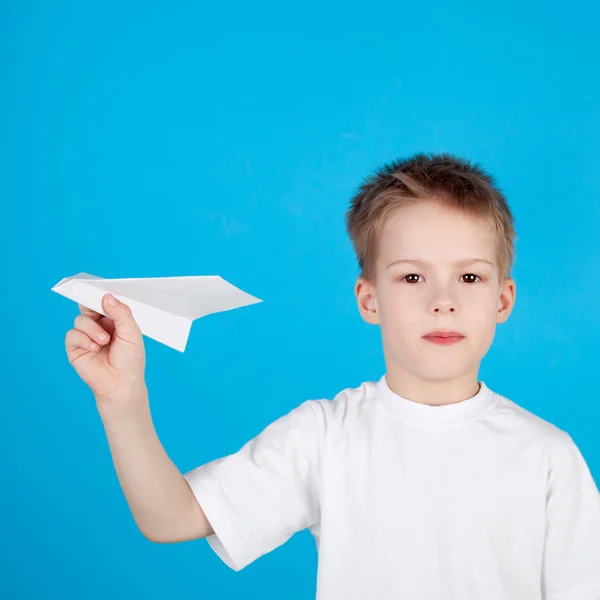 Jongen met het papier vliegtuig — Stockfoto