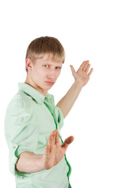 Karate becerileri gösterilen, yakışıklı, duygusal genç adam